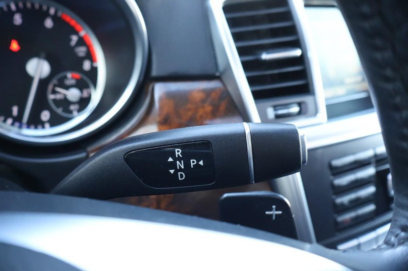 Mercedes-Benz GL-Class Vehicle Full-screen Gallery Image 35