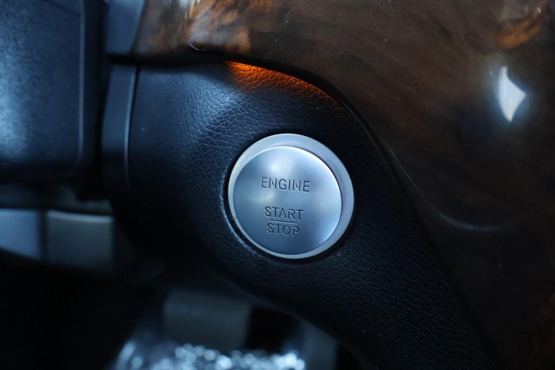 Mercedes-Benz GL-Class Vehicle Full-screen Gallery Image 36