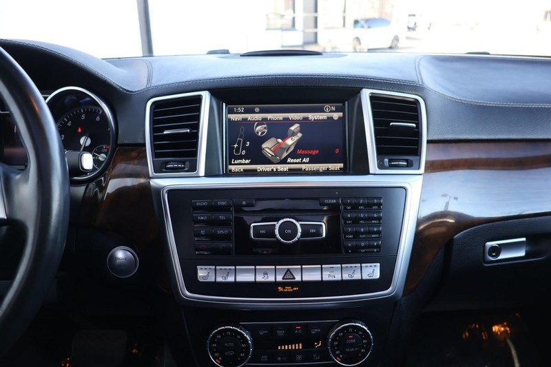 Mercedes-Benz GL-Class Vehicle Full-screen Gallery Image 37