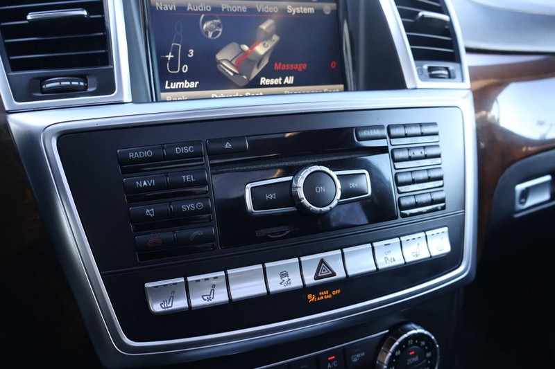 Mercedes-Benz GL-Class Vehicle Full-screen Gallery Image 40