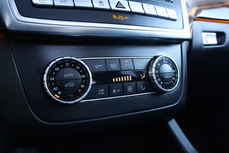 Mercedes-Benz GL-Class Vehicle Full-screen Gallery Image 41