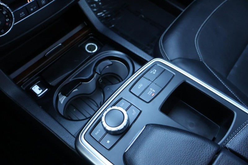 Mercedes-Benz GL-Class Vehicle Full-screen Gallery Image 42