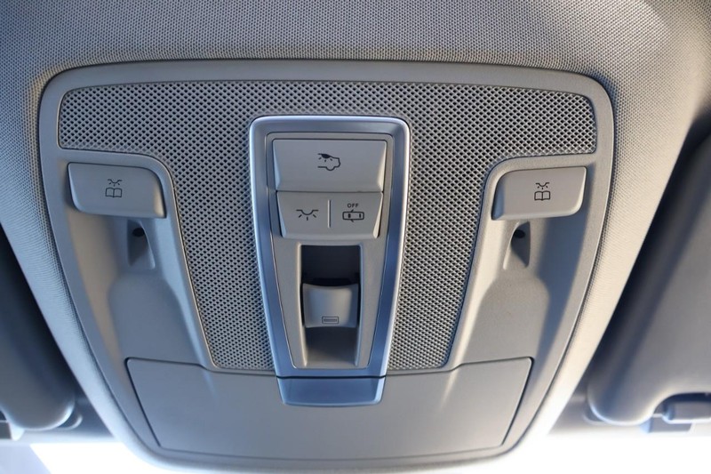 Mercedes-Benz GL-Class Vehicle Full-screen Gallery Image 44