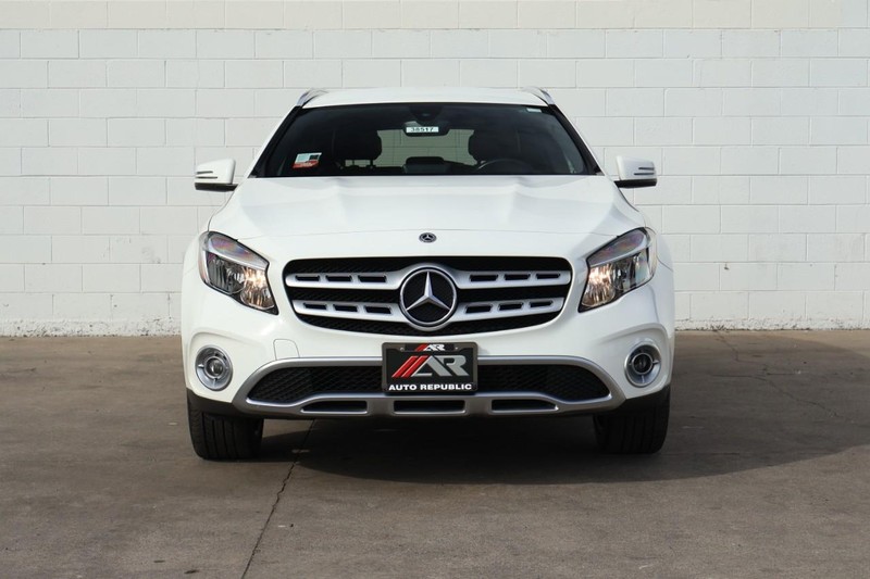 Mercedes-Benz GLA 250 Vehicle Full-screen Gallery Image 02