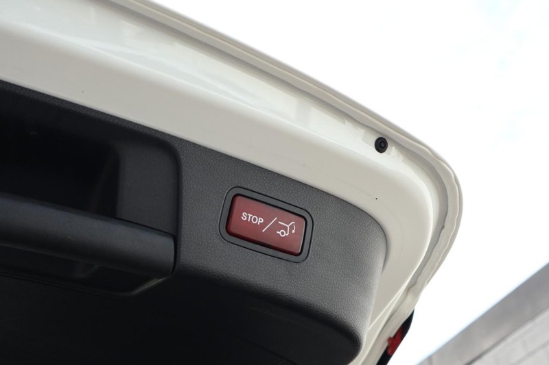 Mercedes-Benz GLA 250 Vehicle Full-screen Gallery Image 09