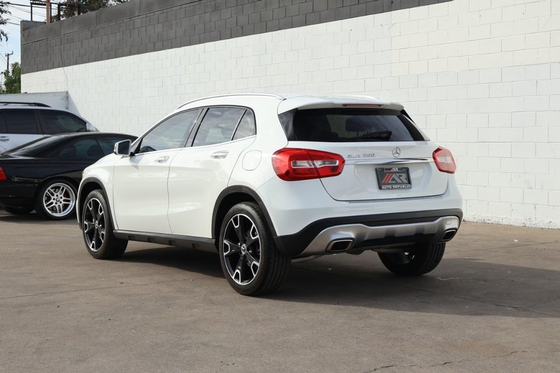 Mercedes-Benz GLA 250 Vehicle Full-screen Gallery Image 10