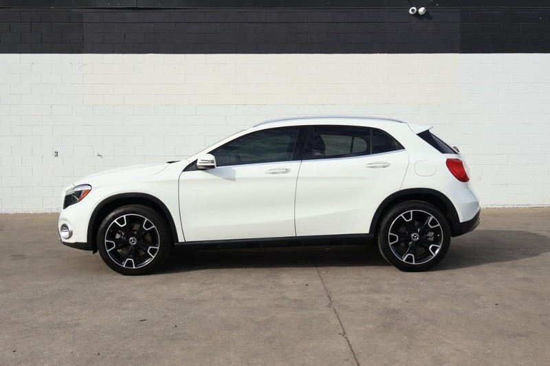 Mercedes-Benz GLA 250 Vehicle Full-screen Gallery Image 11