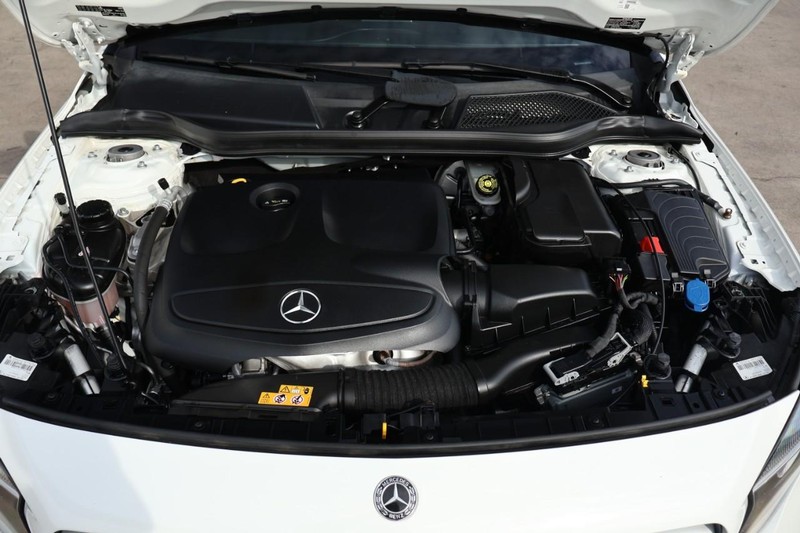 Mercedes-Benz GLA 250 Vehicle Full-screen Gallery Image 13