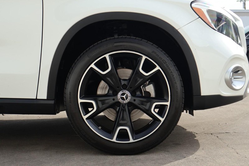 Mercedes-Benz GLA 250 Vehicle Full-screen Gallery Image 14