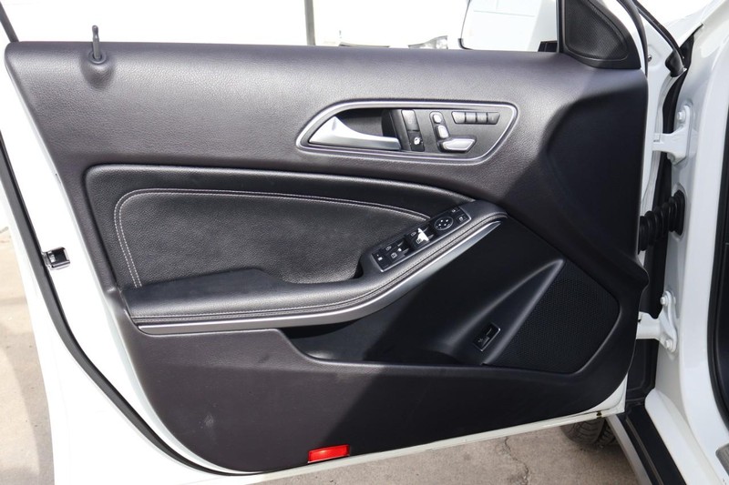 Mercedes-Benz GLA 250 Vehicle Full-screen Gallery Image 15