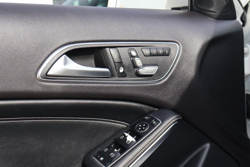 Mercedes-Benz GLA 250 Vehicle Full-screen Gallery Image 16