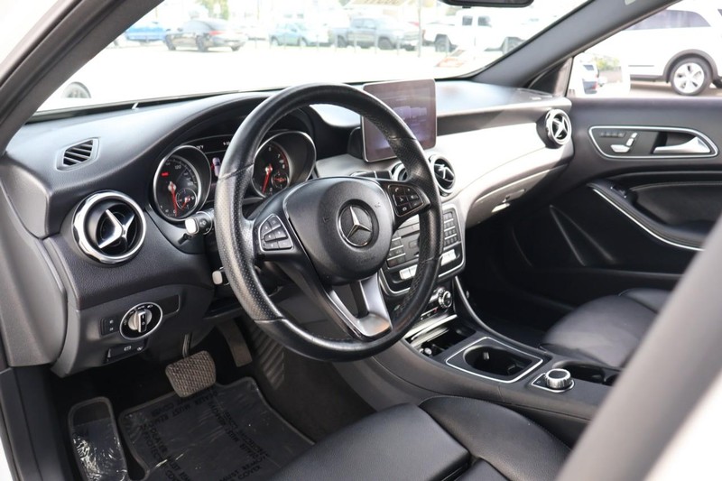 Mercedes-Benz GLA 250 Vehicle Full-screen Gallery Image 17