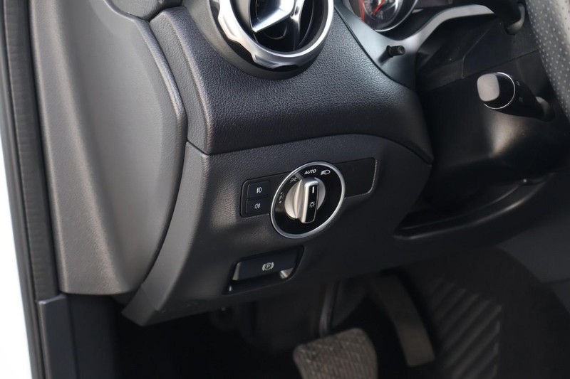 Mercedes-Benz GLA 250 Vehicle Full-screen Gallery Image 18