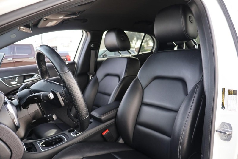 Mercedes-Benz GLA 250 Vehicle Full-screen Gallery Image 19