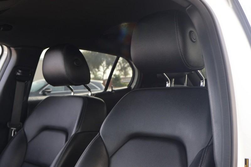 Mercedes-Benz GLA 250 Vehicle Full-screen Gallery Image 20