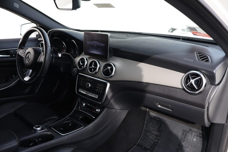 Mercedes-Benz GLA 250 Vehicle Full-screen Gallery Image 21