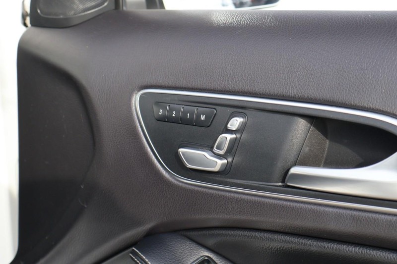 Mercedes-Benz GLA 250 Vehicle Full-screen Gallery Image 22