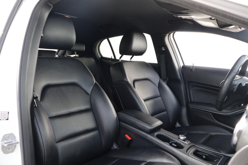 Mercedes-Benz GLA 250 Vehicle Full-screen Gallery Image 23