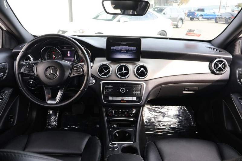 Mercedes-Benz GLA 250 Vehicle Full-screen Gallery Image 25