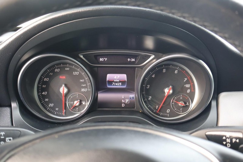 Mercedes-Benz GLA 250 Vehicle Full-screen Gallery Image 26