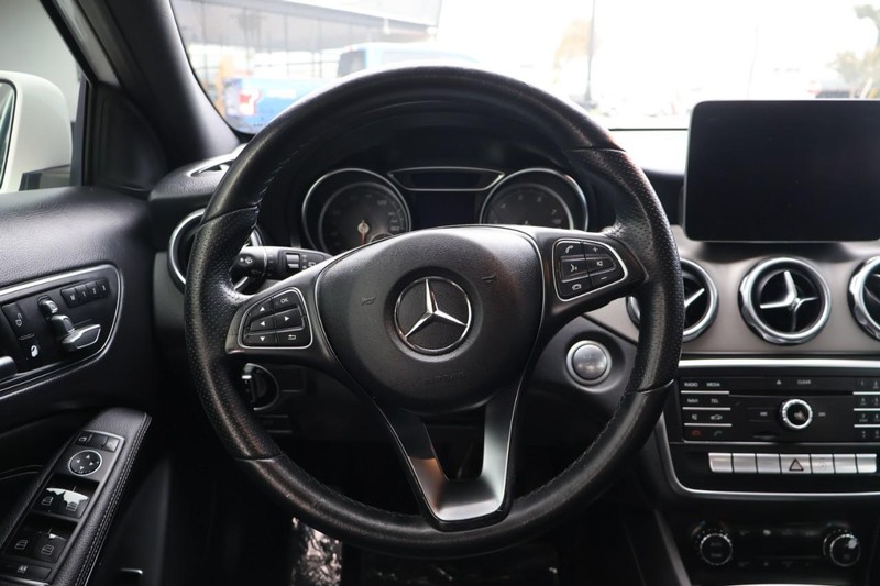 Mercedes-Benz GLA 250 Vehicle Full-screen Gallery Image 27