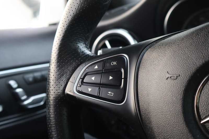 Mercedes-Benz GLA 250 Vehicle Full-screen Gallery Image 28