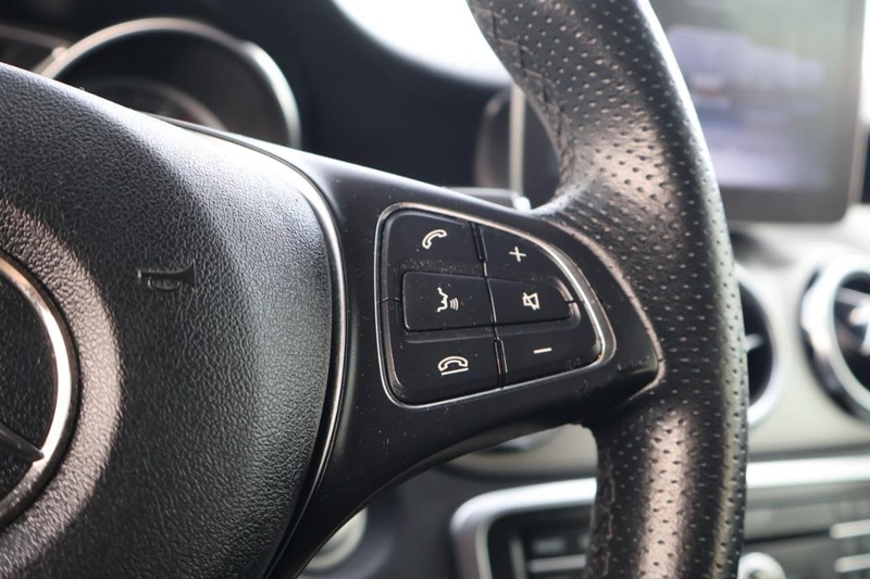 Mercedes-Benz GLA 250 Vehicle Full-screen Gallery Image 29