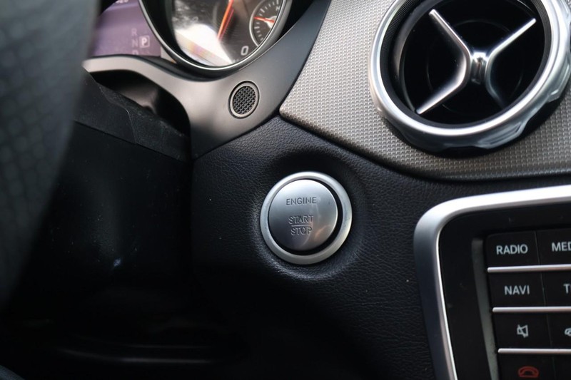 Mercedes-Benz GLA 250 Vehicle Full-screen Gallery Image 30