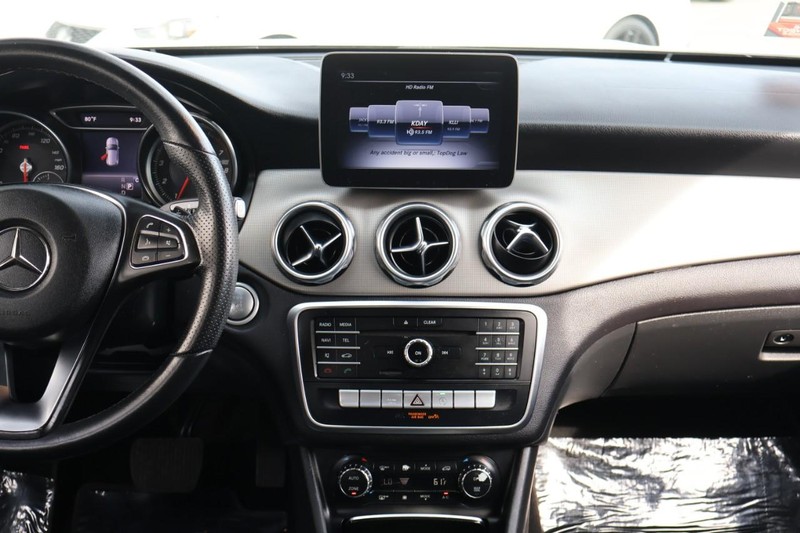 Mercedes-Benz GLA 250 Vehicle Full-screen Gallery Image 31