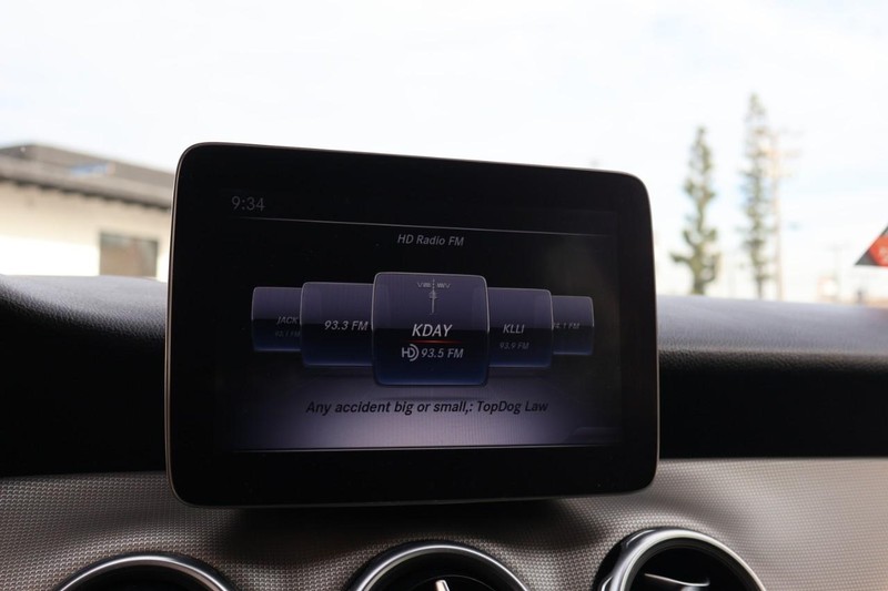 Mercedes-Benz GLA 250 Vehicle Full-screen Gallery Image 32