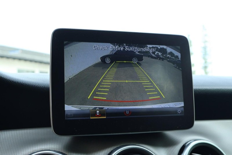 Mercedes-Benz GLA 250 Vehicle Full-screen Gallery Image 33