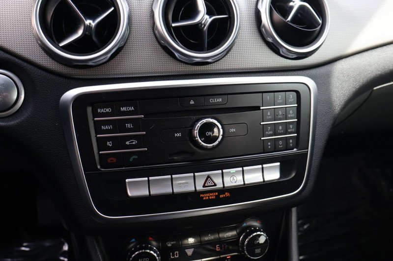 Mercedes-Benz GLA 250 Vehicle Full-screen Gallery Image 34