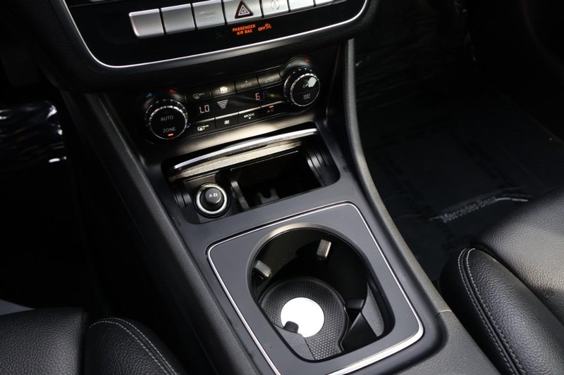 Mercedes-Benz GLA 250 Vehicle Full-screen Gallery Image 35