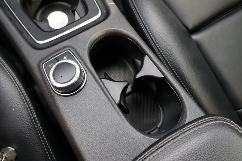 Mercedes-Benz GLA 250 Vehicle Full-screen Gallery Image 36