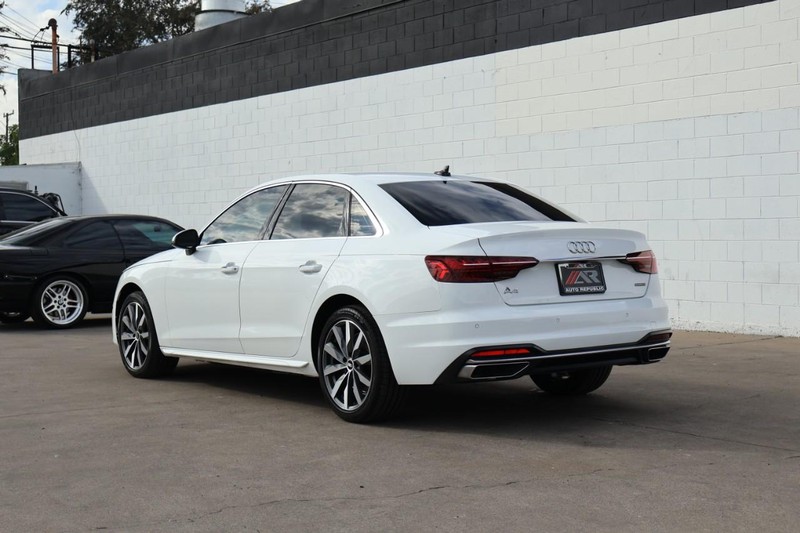 Audi A4 Sedan Vehicle Full-screen Gallery Image 10