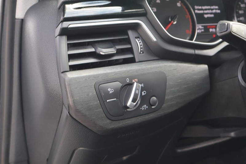 Audi A4 Sedan Vehicle Full-screen Gallery Image 18