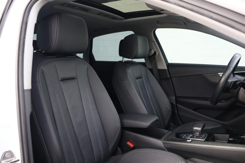 Audi A4 Sedan Vehicle Full-screen Gallery Image 24