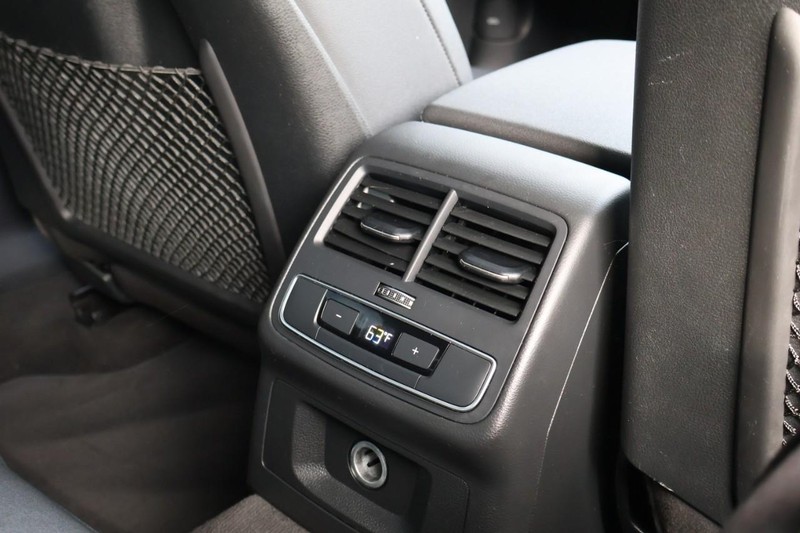 Audi A4 Sedan Vehicle Full-screen Gallery Image 26