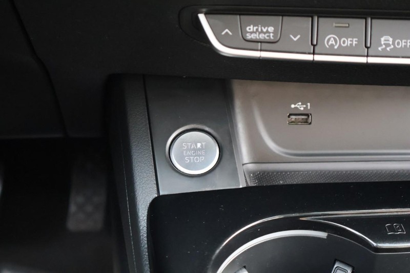 Audi A4 Sedan Vehicle Full-screen Gallery Image 30