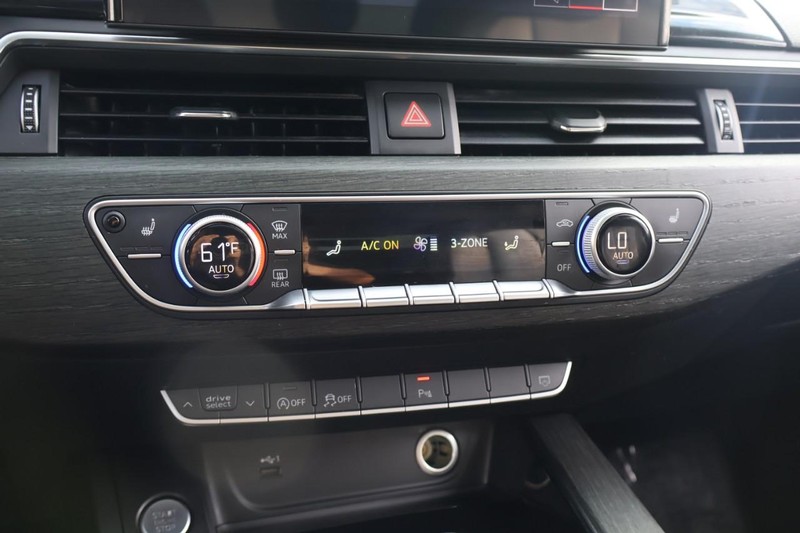 Audi A4 Sedan Vehicle Full-screen Gallery Image 33