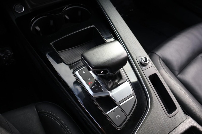 Audi A4 Sedan Vehicle Full-screen Gallery Image 35