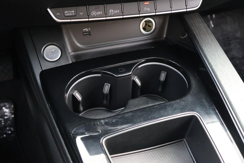 Audi A4 Sedan Vehicle Full-screen Gallery Image 36