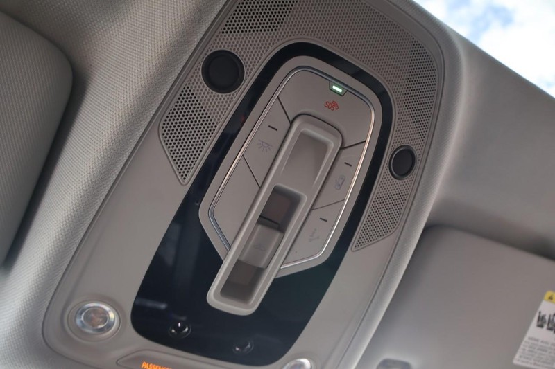 Audi A4 Sedan Vehicle Full-screen Gallery Image 37