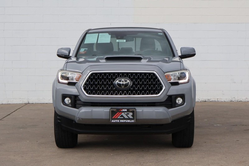 Toyota Tacoma 4WD Vehicle Full-screen Gallery Image 02