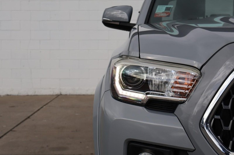 Toyota Tacoma 4WD Vehicle Full-screen Gallery Image 03