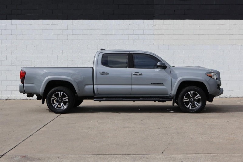 Toyota Tacoma 4WD Vehicle Full-screen Gallery Image 04