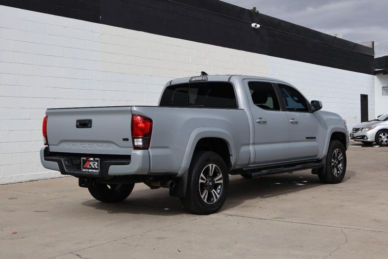 Toyota Tacoma 4WD Vehicle Full-screen Gallery Image 05