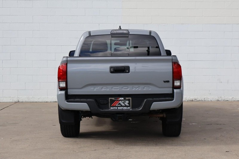 Toyota Tacoma 4WD Vehicle Full-screen Gallery Image 06