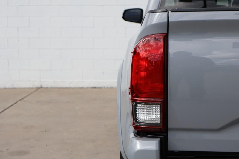 Toyota Tacoma 4WD Vehicle Full-screen Gallery Image 07