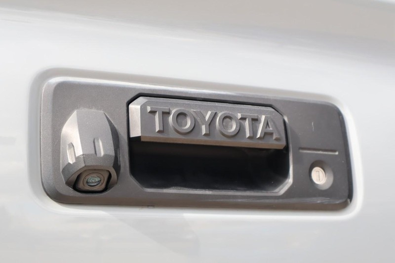 Toyota Tacoma 4WD Vehicle Full-screen Gallery Image 08